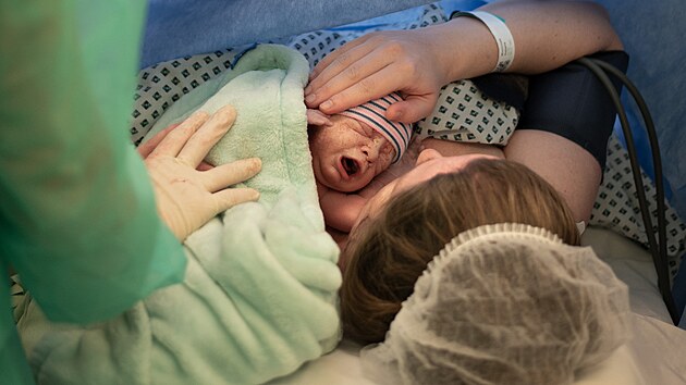 Fakultn nemocnice Ostrava podporuje bonding i na operanm sle. A na vzcn vjimky, kdy to znemouje zdravotn stav, pediati vdy prohlej novorozen dt na matce.