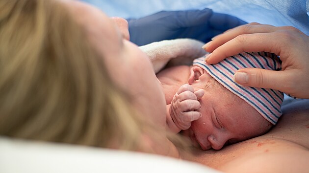 Fakultn� nemocnice Ostrava podporuje bonding i na opera�n�m s�le. A� na vz�cn� v�jimky, kdy to znemo��uje zdravotn� stav, pediat�i v�dy prohl�ej� novorozen� d�t� na matce.