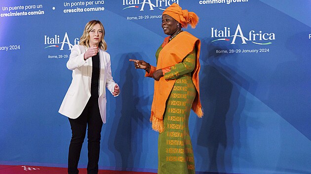 Italsk premirka Giorgia Meloniov vt viceprezidentku Beninu Mariam Chabi Talatovou. (29. ledna 2024)