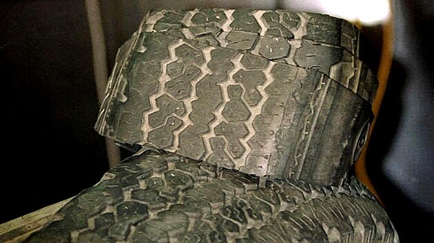 Roztrhan pneumatika Firestone z Fordu Explorer poslouila jako dkaz u venezuelskho soudu. V zemi dajn kvli jejmu selhn zahynulo 46 lid pi 35 nehodch (31. srpna 2000)