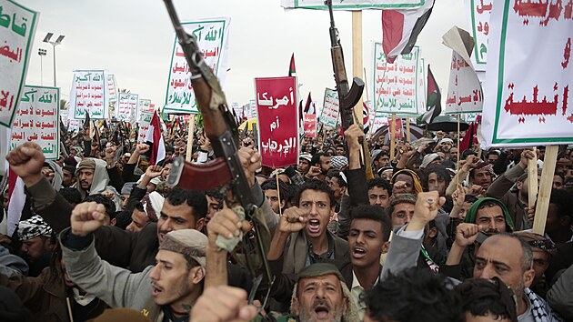Podporovatelé húsíjských povstalc se seli v jemenském hlavním mst Saná....