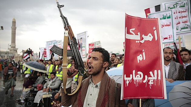 Podporovatel hsjskch povstalc se seli v jemenskm hlavnm mst San. Hsov podporuj teroristickou organizaci Hams ve vlce s Izraelem. (20. ledna 2024)