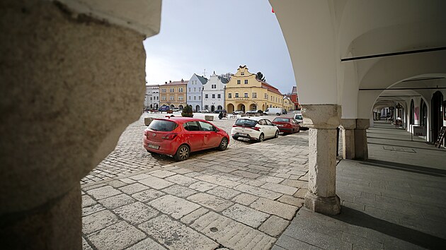 Zmny zavd radnice i v centru Pelhimova, co je jedin zem, kde je parkovn po vtinu dne zpoplatnno. Zdarma tam lze vz odstavit jen na pl hodiny, dle veer i v sti vkendu.