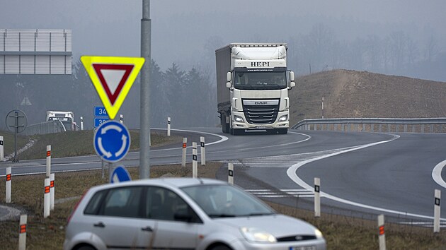 Nov jihovchodn obchvat Havlkova Brodu je v provozu je od 12. prosince 2023. Ani po msci od oteven ho vak nevyuv veker tranzitn doprava. Radnice chce na obchvat dostat pln vechny kamiony, i teba za pomoci kamer a repres.