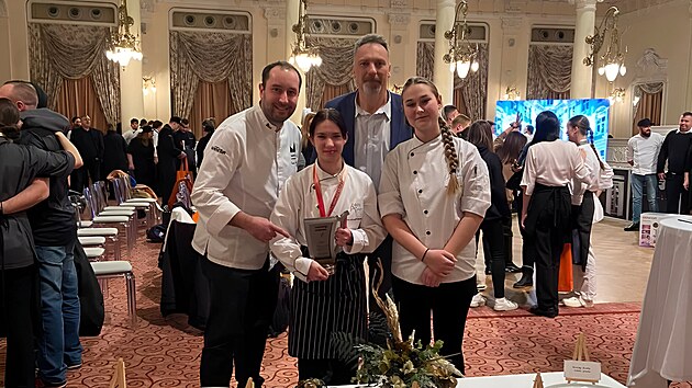 Krist�nu Zaj�covou (uprost�ed) byl v Karlov�ch Varech podpo�it u�itel odborn�ho v�cviku Tom� Partl i �editel �koly Libor Fasora. B�hem cel� sout�e Krist�n� pom�hala ��kyn� prvn�ho ro�n�ku Vendula Brtn�kov� (vpravo).