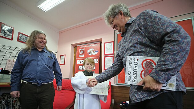 Teprve desetilet Patrik Mller z Roudnice na Krlovhradecku pomhal jako ministrant pi bohoslubch na 125 mstech v esku i v zahrani. Po mi v kostele svatho Bartolomje v Pelhimov Agentura Dobr den jeho slubu pro crkev zapsala do esk knihy rekord.