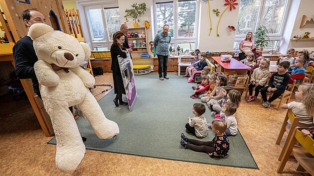 Radní David Beke předal plyšové medvědy i makety vánočního trolejbusu dětem v jihlavských školkách.