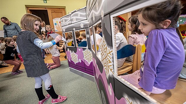 Radní David Beke předal plyšové medvědy i makety vánočního trolejbusu dětem v jihlavských školkách.