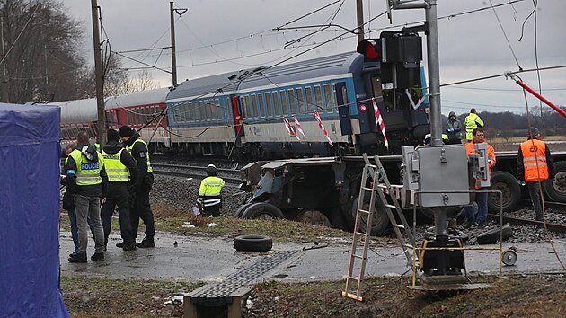 U Karvin se stetl vlak s kamionem. Strojvedouc srku nepeil. (24. ledna 2024)