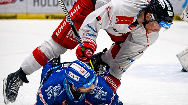 Ryti Kladno - HC Olomouc, hokejov extraliga, 26. ledna 2024.  Hostujc Adam Rutar pepad pes Michaela Frolka.