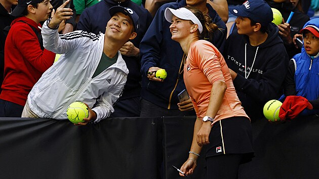 Barbora Krejkov se fot s fanouky po vtzstv v osmifinle Australian Open.