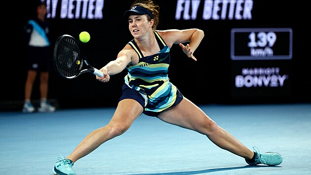 Linda Noskov se natahuje po mku ve tetm kole Australian Open.