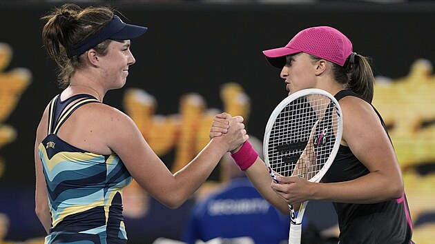 Linda Noskov pijm gratulace od svtov jedniky Igy wiatekov, kterou porazila ve tetm kole Australian Open.