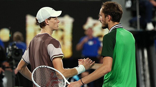 Daniil Medvedv gratuluje Janniku Sinnerovi k vtzstv na Australian Open.