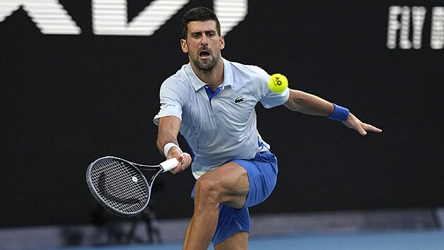 Srbsk tenista Novak Djokovi se natahuje na forhend ve tvrtfinle Australian...