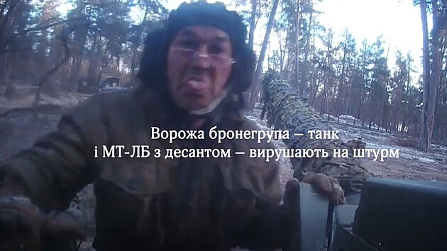 Rusk tankista vyplazuje jazyk na kameru ped dal bojovou mis.