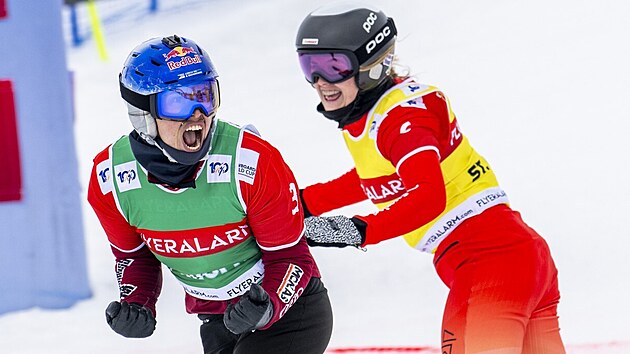 Eva Adamczykov se raduje z triumfu ve snowboardcrossu ve Svatm Moici.