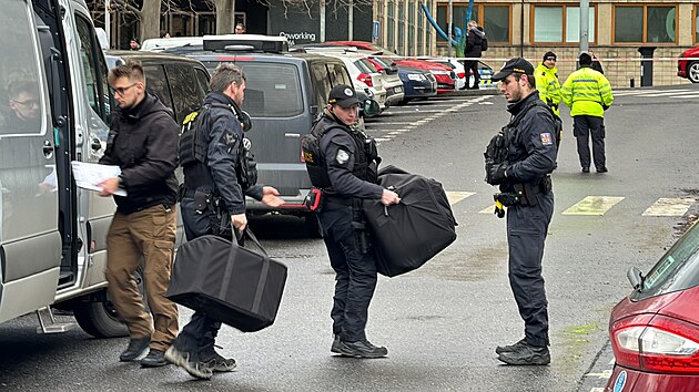 Zsah policist v budov VE z dvodu anonymnho nahlen bomby. (23. ledna 2024)