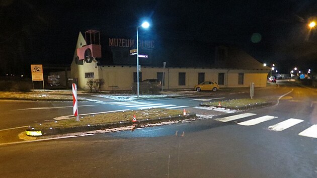 Hl�dka p�istihla v aut� opilou �idi�ku, n�sledn� s vozem vyjel je�t� opilej�� spolujezdec a naboural.