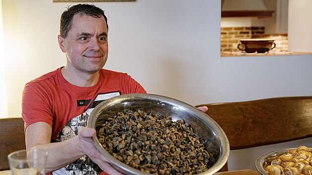 Na ne farm v Nahoovicch na Perovsku se extrmn jedlk Jaroslav Nmec rozhodl vytvoit rekord v pojdn nek. Nakonec spodal 890 kus francouzsk delikatesy v asovm limitu pti minut.