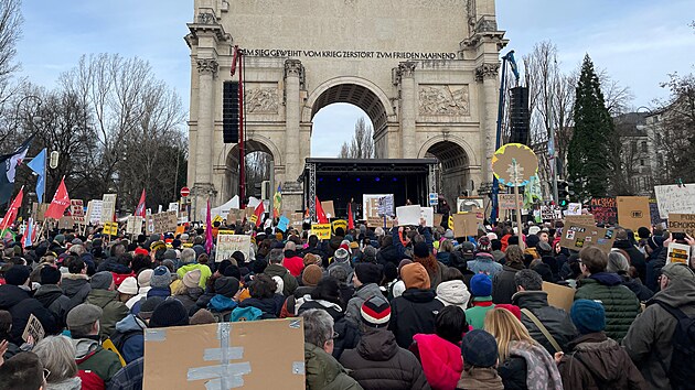 Poadatel nedln demonstrace proti pravicovmu extremismu a pravicov populistick stran Alternativa pro Nmecko v Mnichov odvolal akci kvli peplnnosti. (21. ledna 2024)