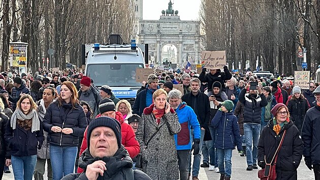 Poadatel nedln demonstrace proti pravicovmu extremismu a pravicov populistick stran Alternativa pro Nmecko v Mnichov odvolal akci kvli peplnnosti. (21. ledna 2024)
