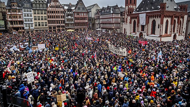 V �ad� n�meck�ch m�st vy�ly v sobotu do ulic desetitis�ce lid� protestuj�c�ch proti pravicov� populistick� Alternativ� pro N�mecko. (20. ledna 2024)