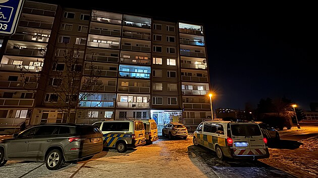 Pra��t� kriminalist� se zab�vaj� okolnostmi �mrt� dvou lid�, kte�� byli nalezeni v sobotu odpoledne v dom� v Dole�alov� ulici na �ern�m Most�. (20. ledna 2024)