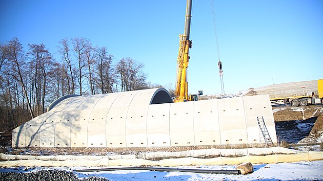 Stavbai v sobotu zaali rozebrat nedvno postaven most na budovanm obchvatu Klatov na silnici I/27, hlavnm tahu Plze - Klatovy - elezn Ruda - Nmecko. (20. ledna 2024)