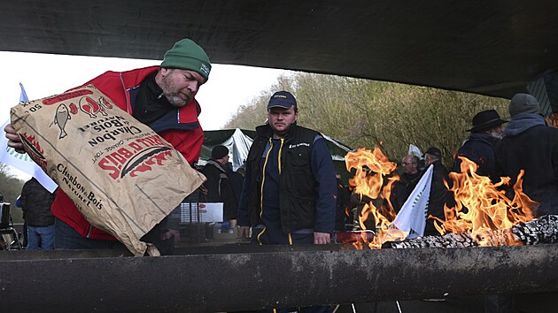 Francouz�t� zem�d�lci ve �tvrtek zablokovali d�lnice po cel� zemi a vysyp�vali bedny s dov�en�m zbo��m ve snaze upozornit na cenov� tlaky, vysok� dan� a regulace, kter�m �el�. (25. ledna 2024)