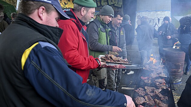 Francouz�t� zem�d�lci ve �tvrtek zablokovali d�lnice po cel� zemi a vysyp�vali bedny s dov�en�m zbo��m ve snaze upozornit na cenov� tlaky, vysok� dan� a regulace, kter�m �el�. (25. ledna 2024)