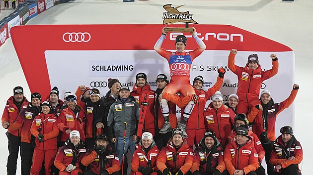 Marco Odermatt slaví výhru v obím slalomu ve Schladmingu.