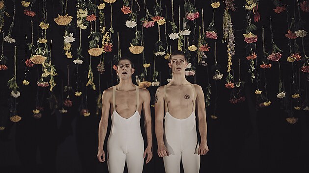 Samuel Toman a Petr Uhl�k v p�edstaven� �enet divadeln�ho spolku Masopust