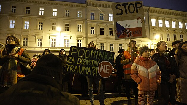 Lid demonstrovali v ulicch Brna proti kontroverznho rozsudku za znsilnn. (25. ledna 2024)