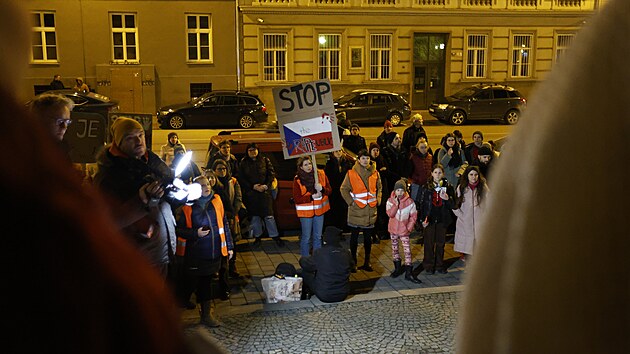 Lid demonstrovali ped Krajskm soudem v Brn proti kontroverznho rozsudku za znsilnn. (25. ledna 2024)