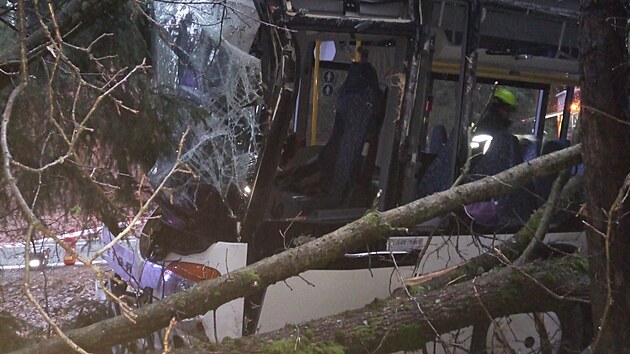 U Borohrádku narazil autobus do stromu. (24. ledna 2024)