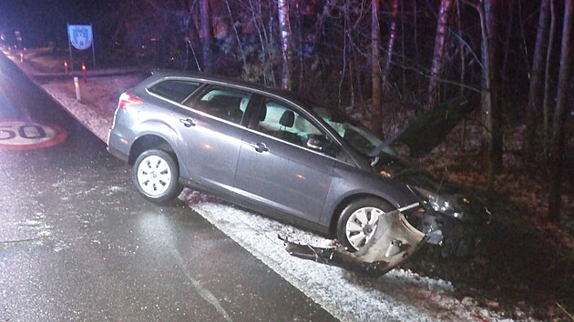Hasi�i varovali 23. ledna 2024 p�ed namrzl�mi vozovkami. R�no u Borohr�dku na silnici I/36 bourala dv� osobn� auta, hasi�i si museli posypat zledovat�lou silnici p�skem a hl�nou.