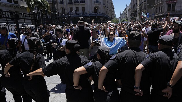 Tisce Argentinc v Buenos Aires stvkuj proti radiklnm reformm novho prezidenta Javiera Mileie. (24. ledna 2024)