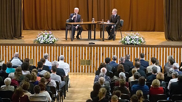 Prezident Petr Pavel se v ter veer astnil diskuze s obyvateli Stbra. Do mstnho kulturnho domu pilo zhruba tyi sta lid. (23. ledna 2024)