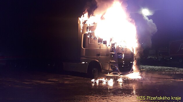 Plameny zniily na parkoviti u Nan na Plzesku kabinu kamionu. ofr se nadchal zplodin, zchrani ho odvezli do nemocnice.