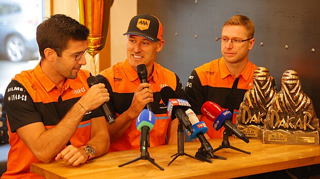 Martin Mack (vlevo), navigtor Frantiek Tomek a mechanik David vanda, vtzov Dakaru 2024 v kategorii kamion vyprvj na tiskov konferenci v Praze.