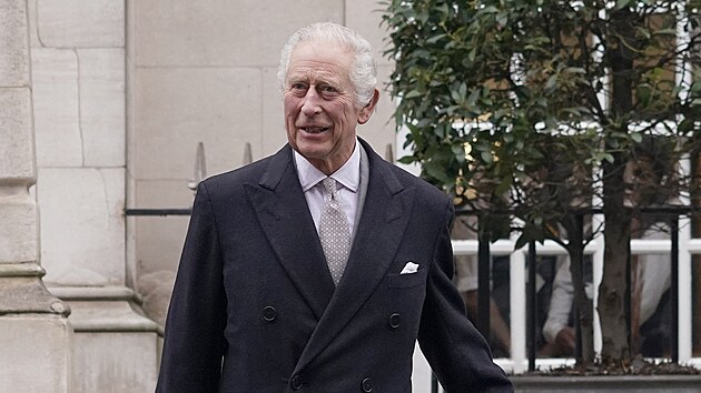 Král Karel III. při odchodu z nemocnice (Londýn, 29. ledna 2024)