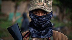 Písluníci povstalecké skupiny Mandalay Peoples Defense Forces (MDY-PDF) na...