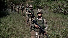 P�íslu�níci povstalecké skupiny Mandalay People�s Defense Forces (MDY-PDF) na...