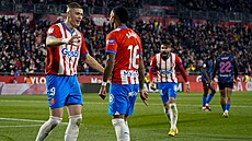 Aroma Dovbyk (vlevo) a Sávio oslavují gól Girony.