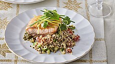 Losos s kapary a zeleninov� quinoa