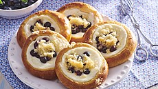 Kynut� kol��e s tvarohem, bor�vkami a drobenkou 