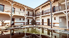 Exteriér penzionu Meridiana vás okouzlí svými propracovanými terasami