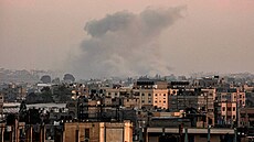 Nad Chán Júnisem v Pásmu Gazy stoupá dým. (23. ledna 2024)