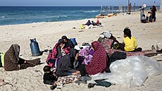 Palestinci na plái v jiní ásti Pásma Gazy (21. ledna 2024)